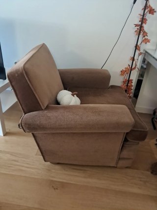Sillón marrón de terciopelo