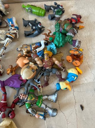 Lote de figuras de acción y juguetes