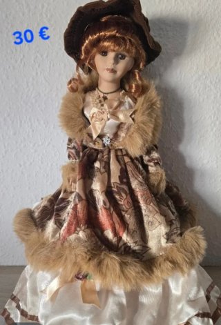 Muñeca de porcelana con vestido
