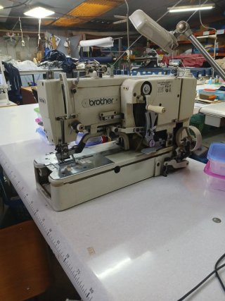 Máquina de coser ojales Brother industrial