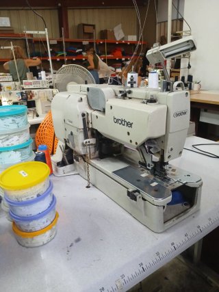 Máquina de coser ojales Brother industrial