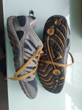 Zapatillas Merrell senderismo grises y amarillas