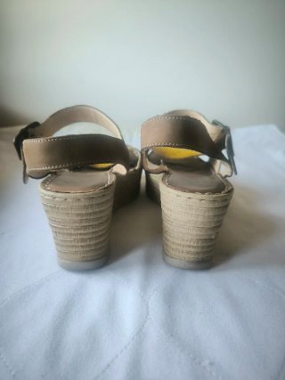 Sandalias cuña marrones y amarillas T38