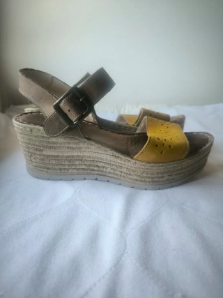 Sandalias cuña marrones y amarillas T38