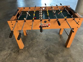 Futbolín de madera