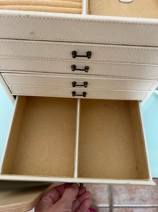 Joyero de piel beige con espejo y cajones