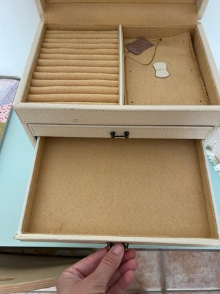 Joyero de piel beige con espejo y cajones