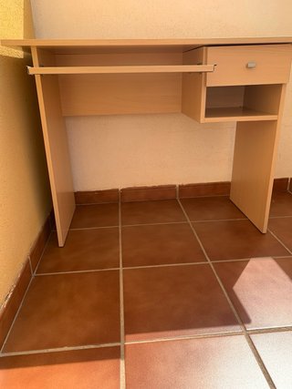 Mesa escritorio madera beige con cajón
