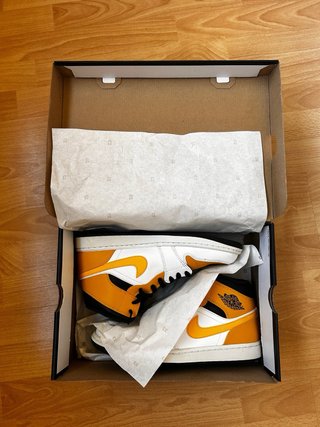 Air Jordan 1 Mid University Gold
