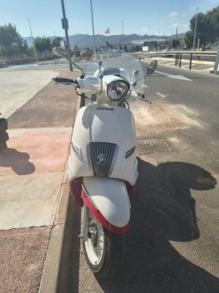 Peugeot Django Scooter Roja y Blanca