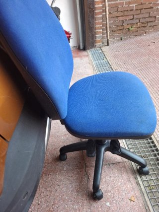 Silla de oficina azul y negra