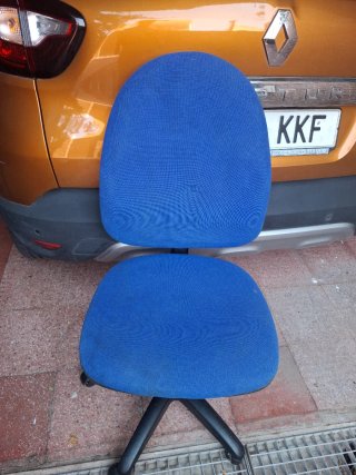Silla de oficina azul y negra
