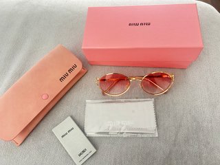 Gafas de sol Miu Miu doradas y rojas