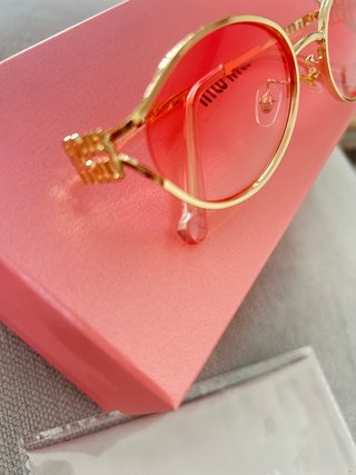 Gafas de sol Miu Miu doradas y rojas