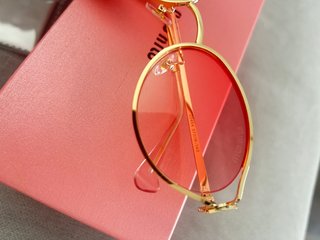 Gafas de sol Miu Miu doradas y rojas