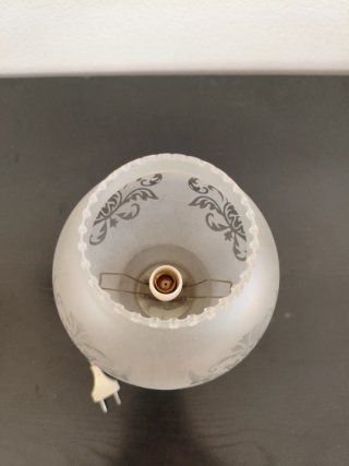 Lámpara de mesa vintage dorada y cristal