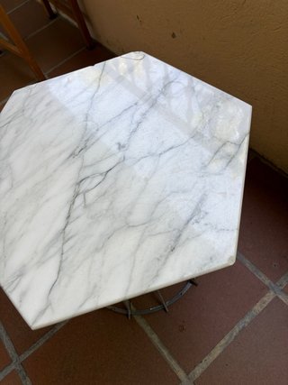 Mesa auxiliar de mármol natural
