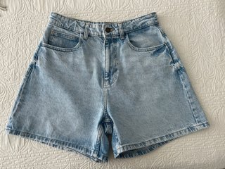 Pantalon corto/ short vaquero tiro alto Zara