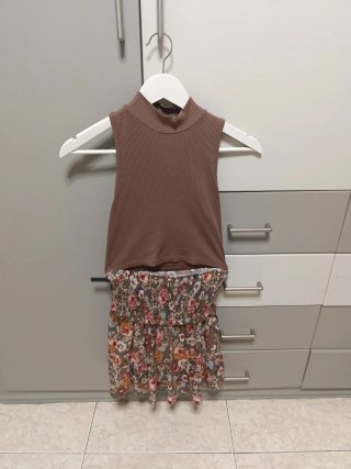 Conjunto camiseta cuello  y falda floral
