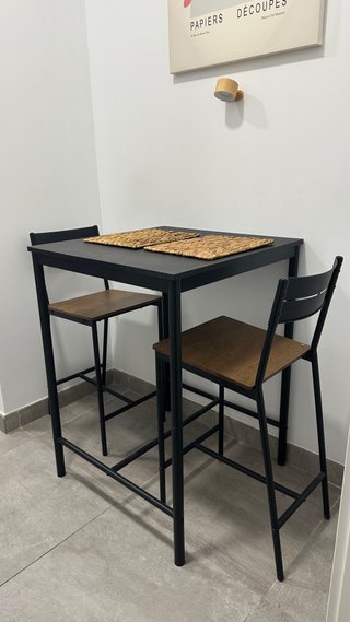 Mesa alta + 2 taburetes SANDSBERG IKEA. Impecable!