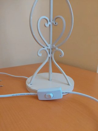 Lámpara de mesa beige y blanca