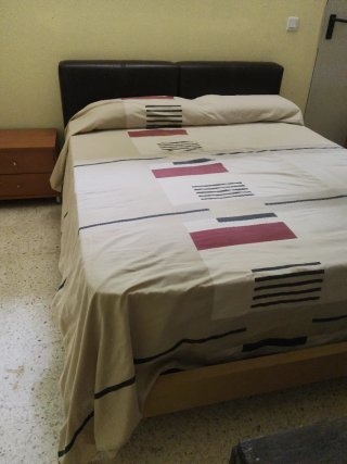 Elegante cama con cabecero de piel de 150x190 cm