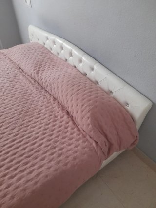 Cama tapizada con cabecero capitoné
