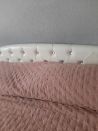 Cama tapizada con cabecero capitoné