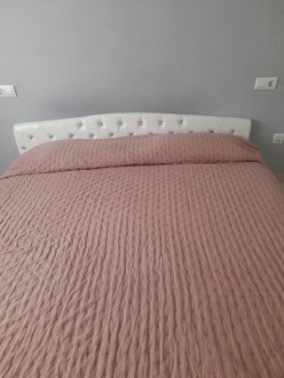 Cama tapizada con cabecero capitoné