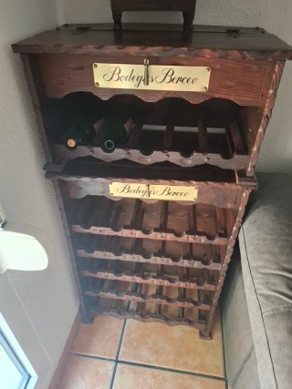 Mesa de comedor de madera con 6 sillas botellero.