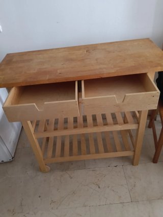 Mueble de madera rústico con ruedas