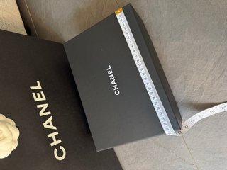 Bolsa y caja Chanel negra