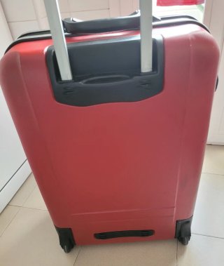 JUEGO DE DOS MALETAS DE VIAJE ROJAS.