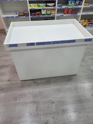 Mesa expositora con ruedas