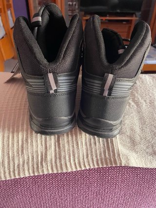 Botas de montaña negras