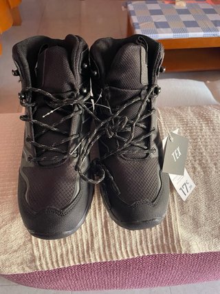Botas de montaña negras