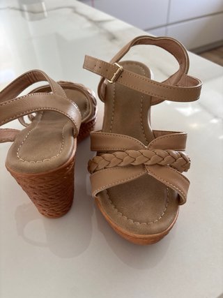 Sandalias de cuña beige y marrón para mujer
