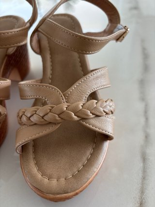 Sandalias de cuña beige y marrón para mujer