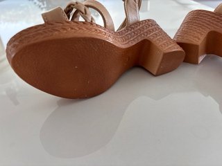 Sandalias de cuña beige y marrón para mujer