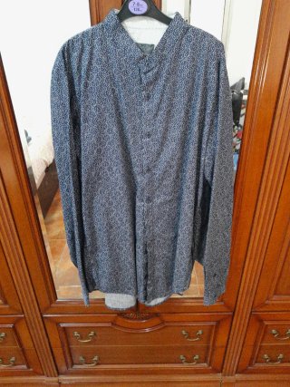 Camiseta estampada azul y blanca