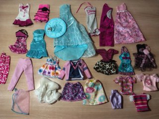 Barbie snodabile con vestiti e scarpe