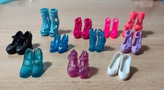 Barbie snodabile con vestiti e scarpe