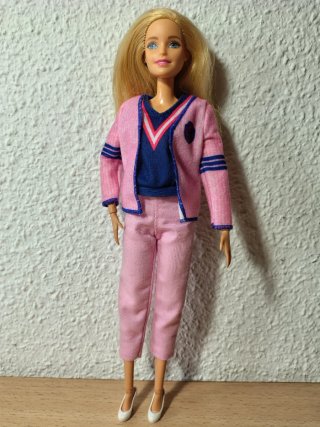 Barbie snodabile con vestiti e scarpe
