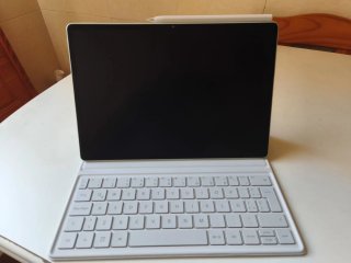 Tablet gris con teclado y lápiz