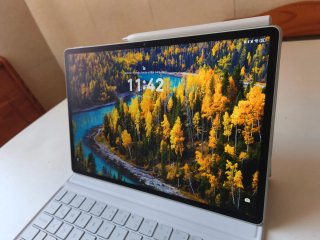 Tablet gris con teclado y lápiz