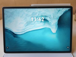 Tablet gris con teclado y lápiz