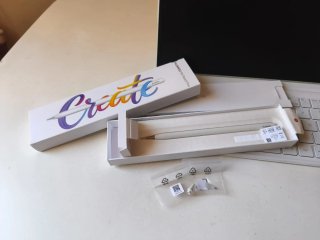 Tablet gris con teclado y lápiz