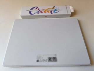 Tablet gris con teclado y lápiz