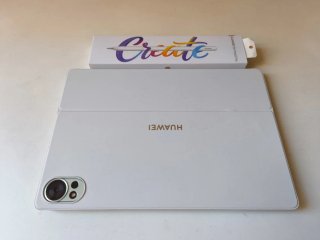 Tablet gris con teclado y lápiz