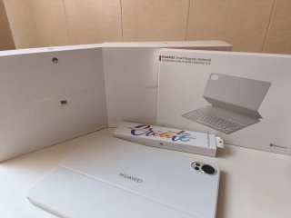 Tablet gris con teclado y lápiz